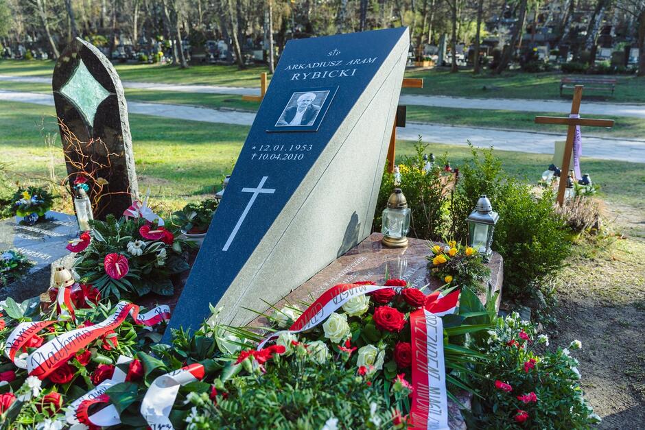 Nagrobek wystający na około metr, pochylony. Na tablicy napis: Arkadiusz Aram Rybicki