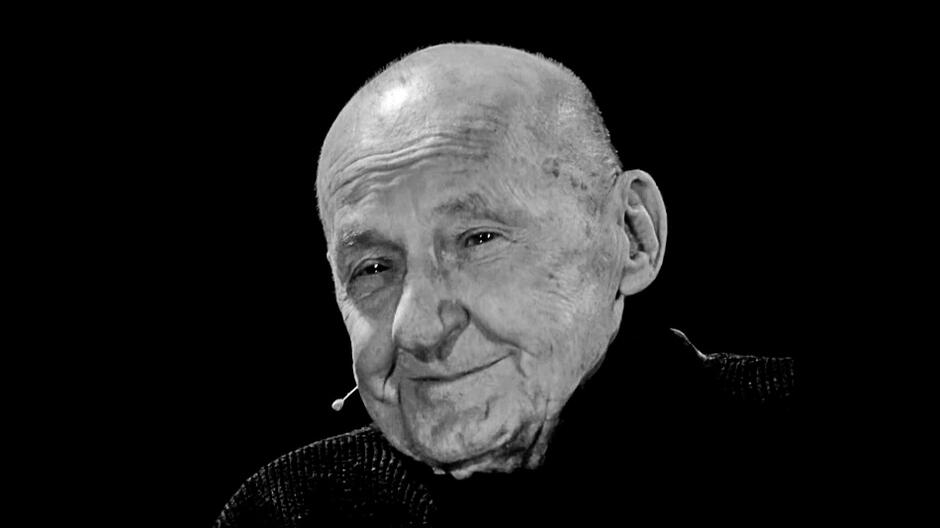 czarno-białe zdjęcie portretowe starszego łysego mężczyzny