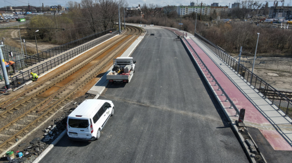 zdjęcie z drona na wiadukt, widać nową nawierzchnię jezdni, drogę rowerową, stojące na wiadukcie dwa samochody