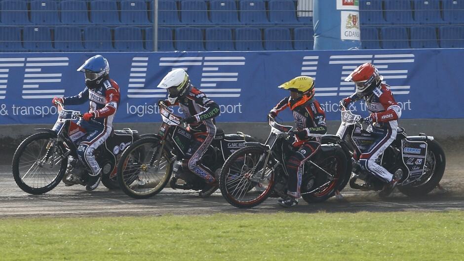 Czterech żużlowców na torze jeden za drugim