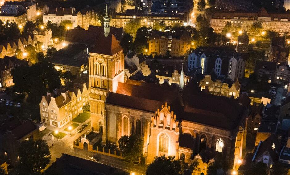 cegla świątynia widziana z lotu ptaka nocą pośród świateł miejskich