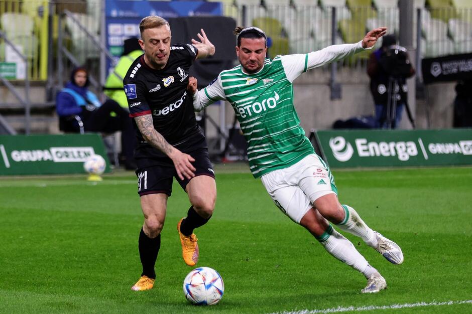 Dwóch piłkarzy walczy o piłkę