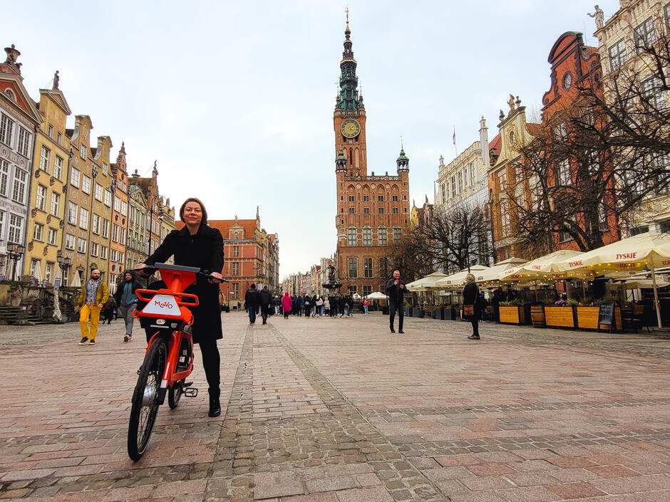 kobieta na rowerze na Długim Targu w Gdańsku