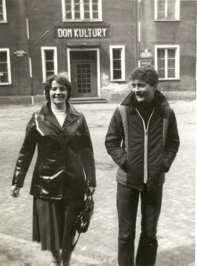 kobieta i mężczyzna na tle budynku z napisem dom kultury