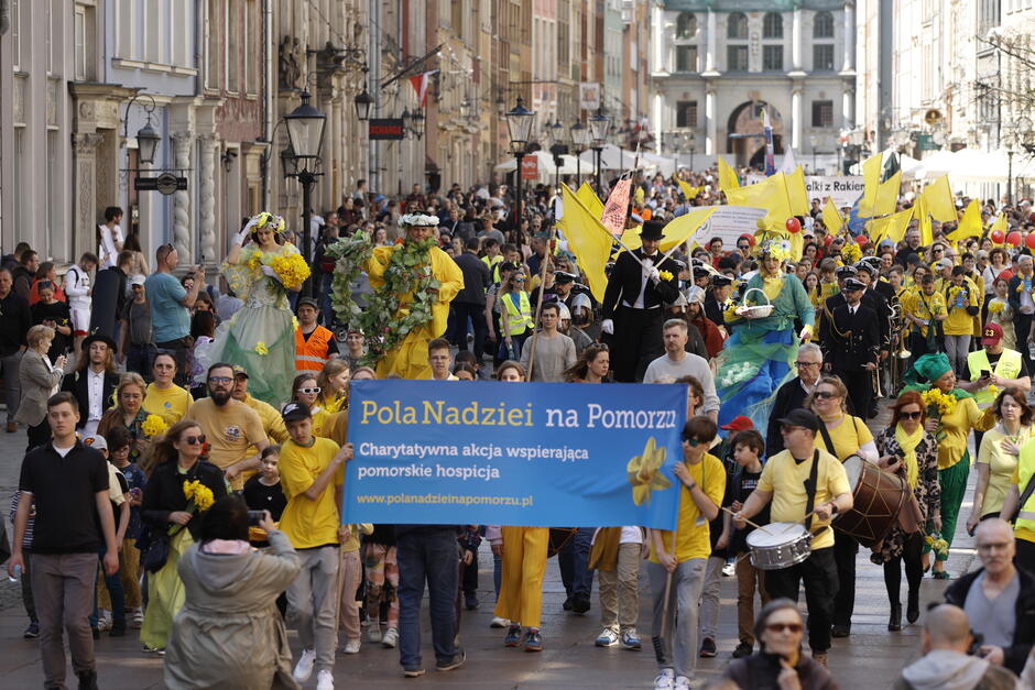 na zdjęciu kilkaset osób, idzie w paradzie ulicą Długą w Gdańsku, 