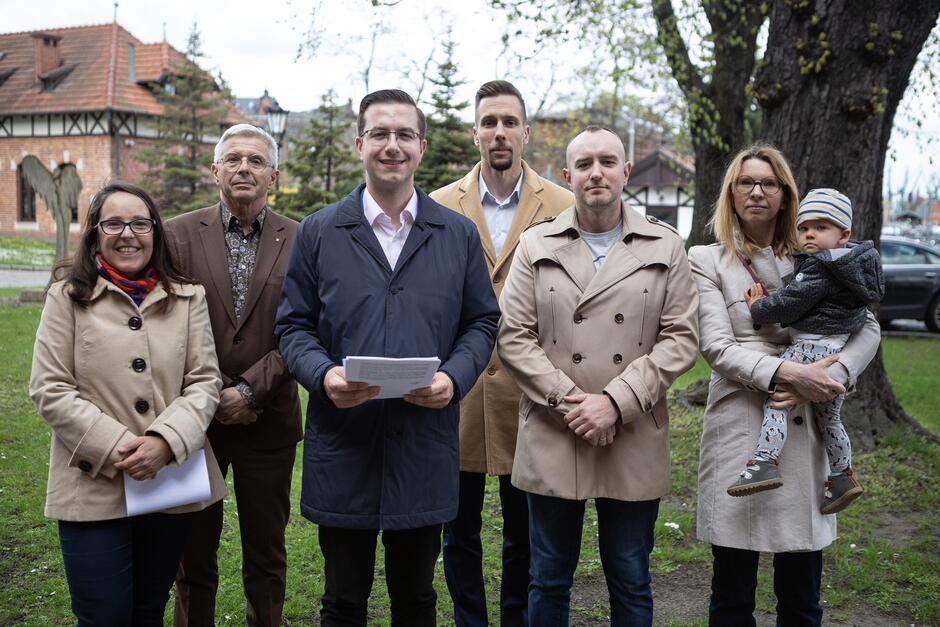 Na zdjęciu radni Koalicji Obywatelskiej, którzy złożyli rezolucję do prezydent Gdańska w sprawie miejskiej zieleni. Na zdjęciu (od lewej): Kamila Błaszczyk, Andrzej Kowalczys, Cezary Śpiewak-Dowbór, Łukasz Bejm, Karol Ważny i Anna Golędzinowska. Wszyscy stoją i pozują do zdjęcia