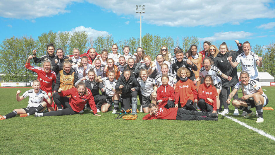 Drużyna na murawie pozuje do zdjęcia