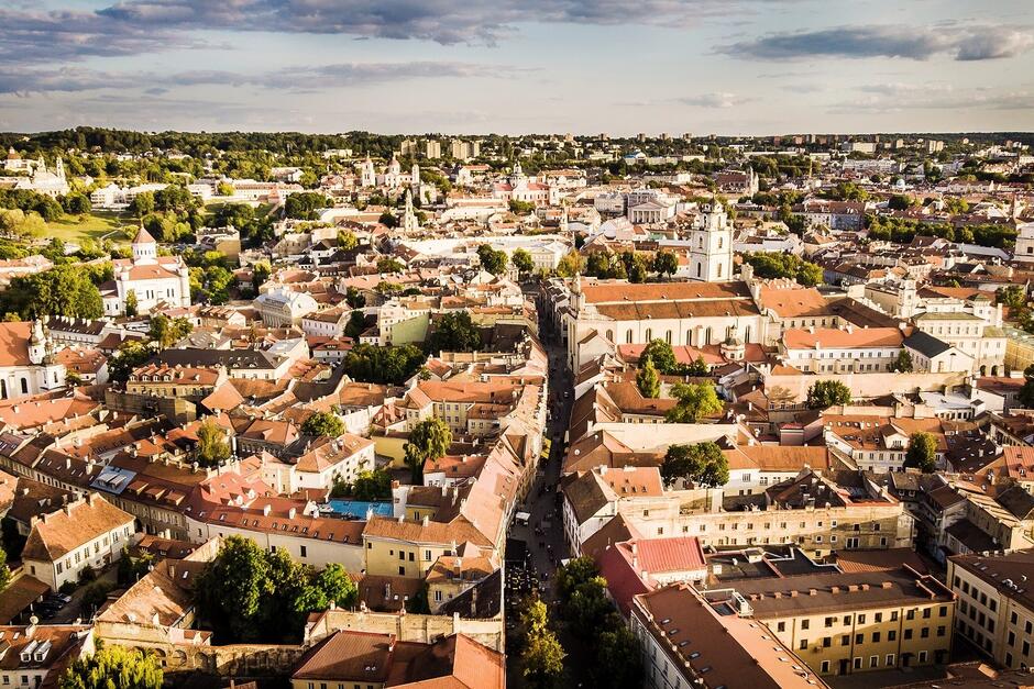 Panorama miasta - sfotografowana z powietrza, z drona lub z samolotu. Mrowie starych domów, dominujący kolor - kremowy