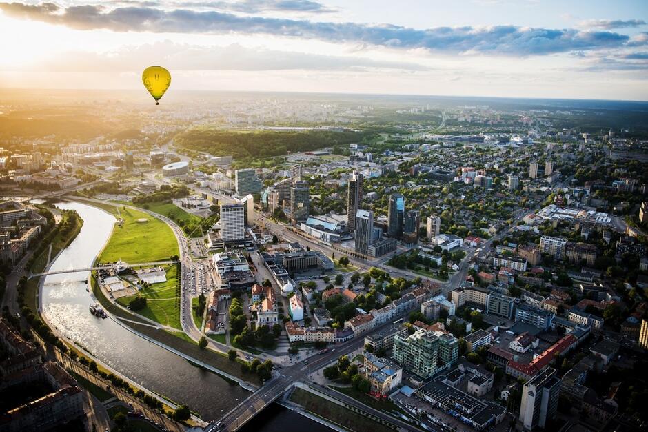 Panorama miasta sfotografowana z powietrza - z drona lub samolotu. W lewej dolnej części zdjęcia widać koryto rzeki