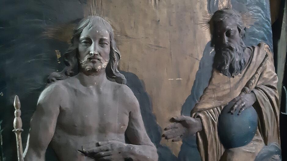 Zabytkowa rzeźba przedstawiająca Chrystusa 