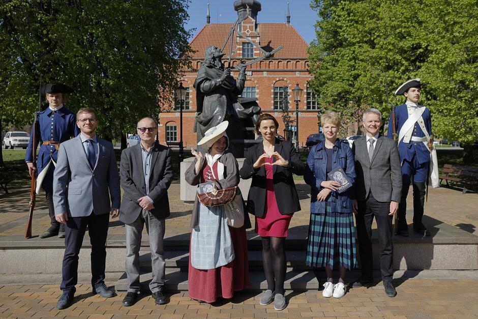 Uczestnicy konferencji: od lewej: Marcin Fedoruk, kierownik działu promocji i komunikacji wizualnej Muzeum Archeologicznego w Gdańsku i Maciej Lisicki, prezes zarządu spółki Gdańskie Autobusy i Tramwaje. rekonstruktorka Garnizonu Gdańsk, Monika Chabior, zastępczyni prezydenta ds. rozwoju społecznego i równego traktowania, Barbara Sroka, zastępczyni dyrektora Instytutu Kultury Miejskiej, Janusz Marszalec, zastępca dyrektora Muzeum Gdańska ds. rozwoju oddziałów, 