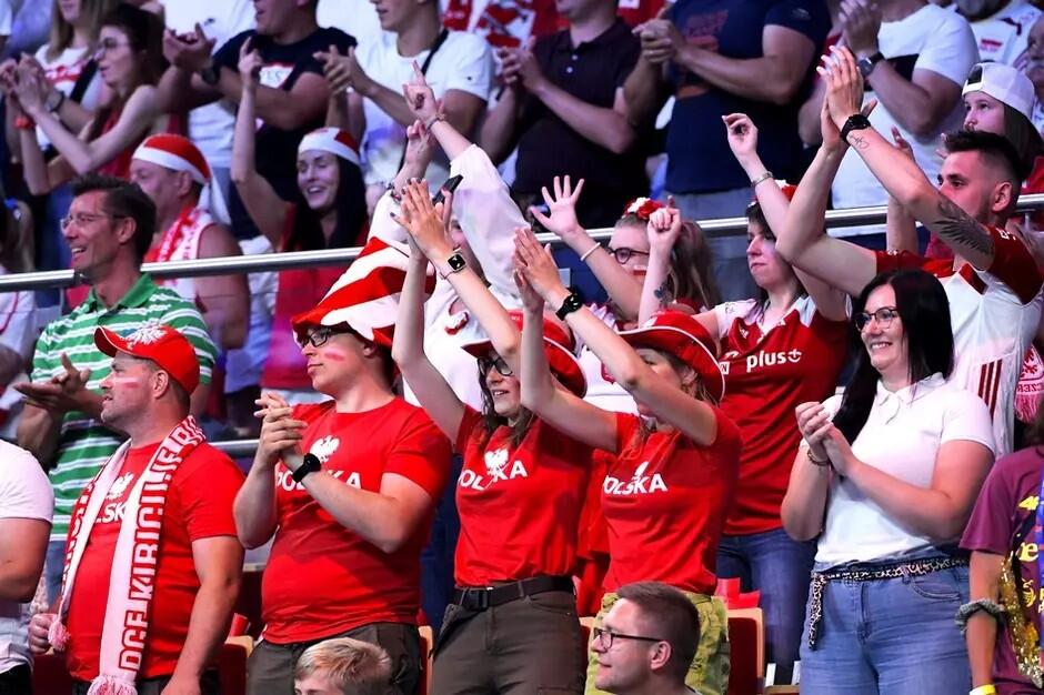 Kibice ubrani na czerwono na trybunach
