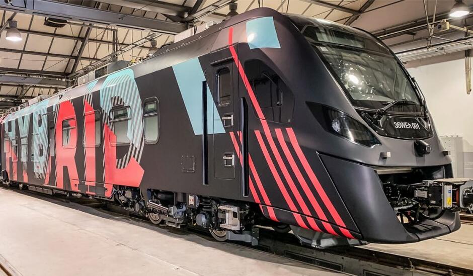 nowocześnie wyglądający pociąg z napisem hybrid