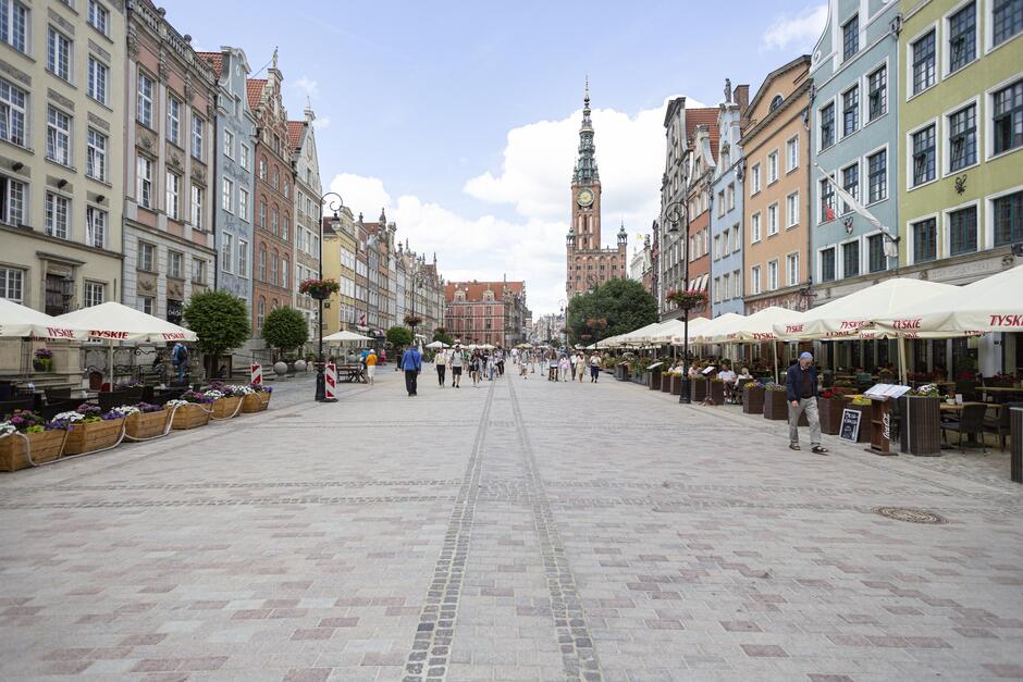 Nowa nawierzchnia na Długim Targu zwiększająca dostępność architektoniczną