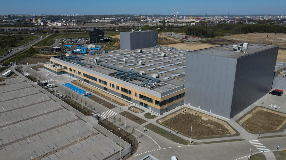 widok z lotu ptaka na rozległe zabudowania fabryki 