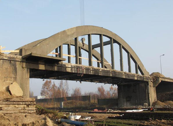 Rozbiórka starego wiaduktu w ciągu ulicy Ku Ujściu - listopad 2006 r.