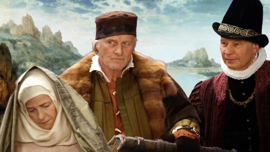 Trzy postaci w strojach z dawnych epok. Od lewej: kobieta, mężczyzna i mężczyzna 