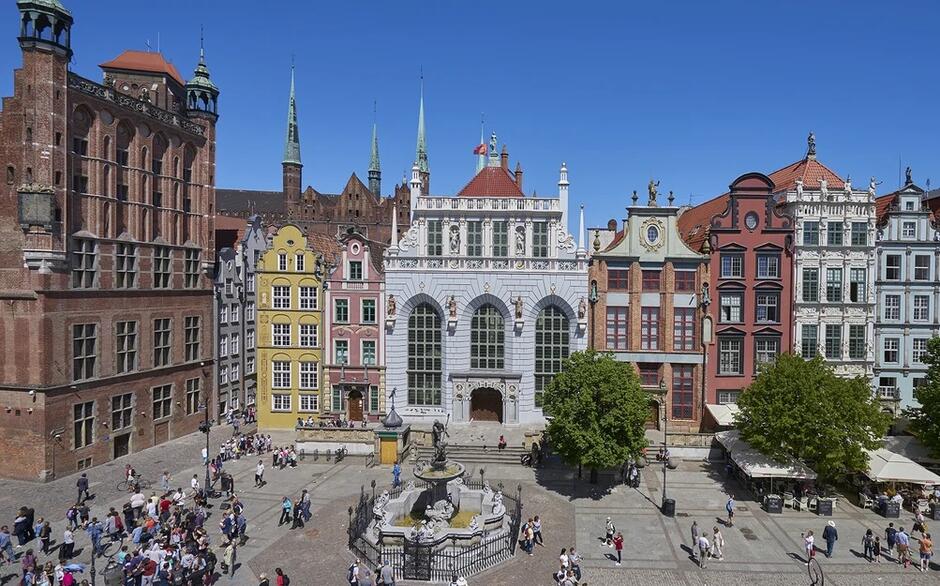 starówka w Gdańsku, plac z rzędem kolorowych kamienic i fontanną
