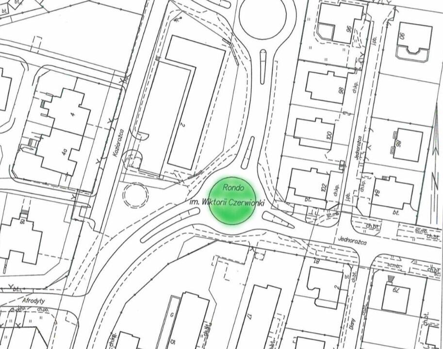 Mapa z układem ulic i domów - czarne kreski na białym tle. Koliste rondo w środkowej części mapy zaznaczone jest na zielono 