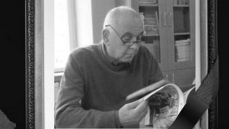 Czarno-białe zdjęcie: mężczyzna czyta książkę