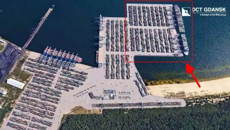 na zdjęciu grafika, widać nadwodny terminal kontenerowy, czerwoną ramką i strzałką zaznaczono o ile rozbudowy zostanie istniejący terminal