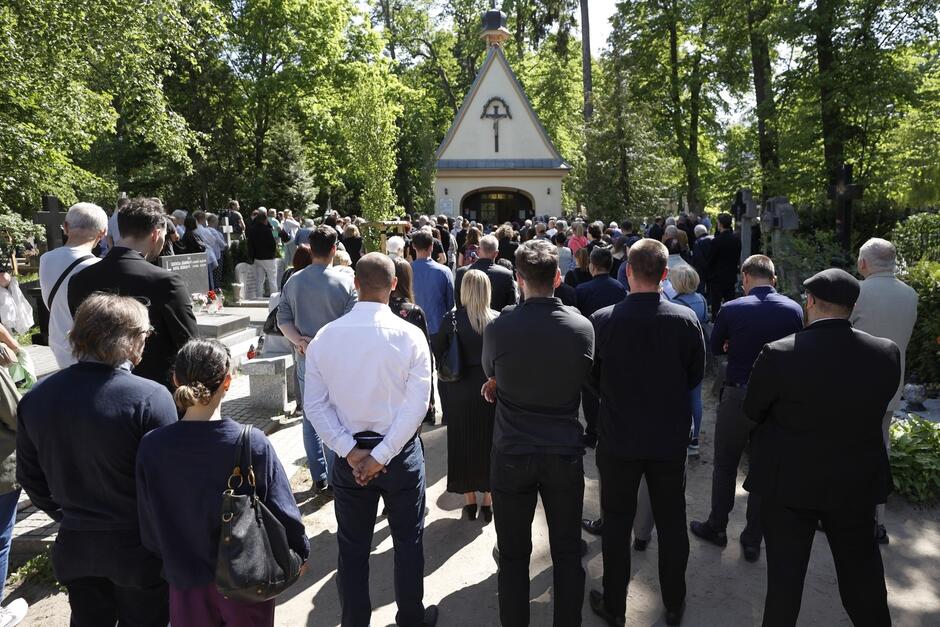 Tłum wiernych stojących przed kaplicą cmentarną