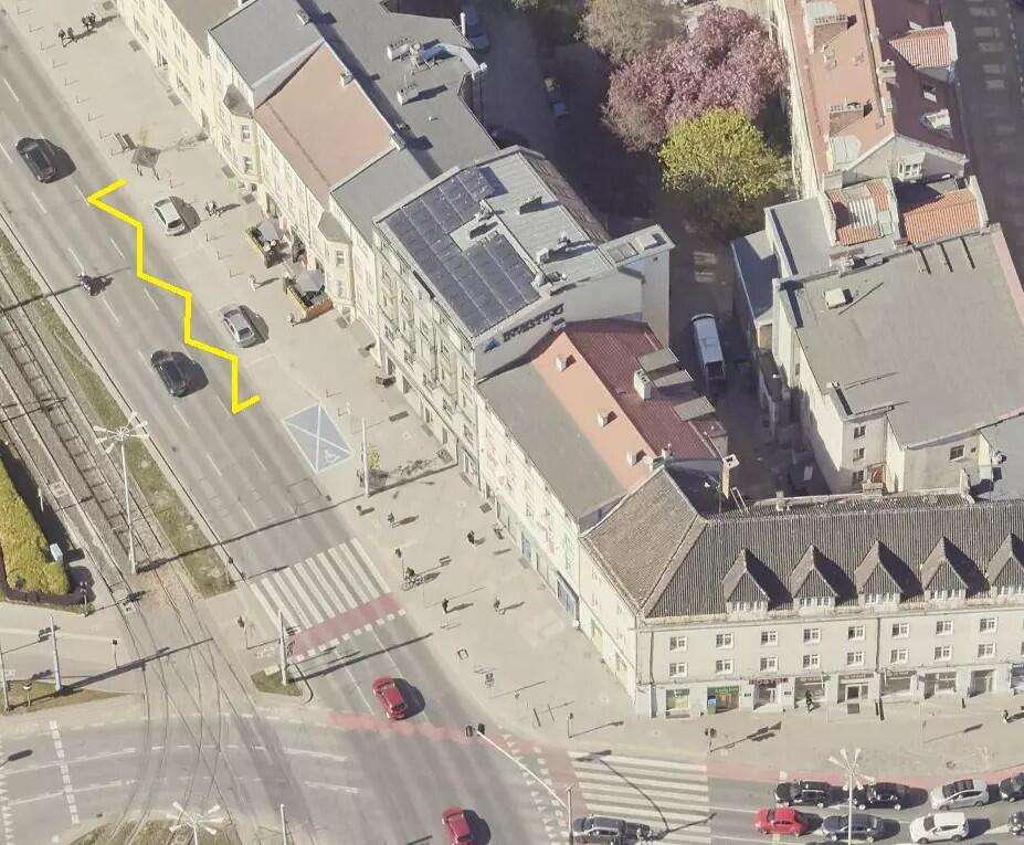 Widok z góry: budynki, chodnik, jezdnia. Żółtym zygzakiem zaznaczone miejsce 