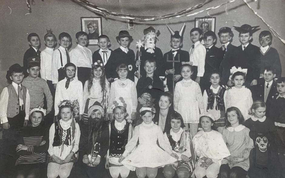 Czarno-białe zdjęcie przedstawiając szkolny bal przebierańców 
