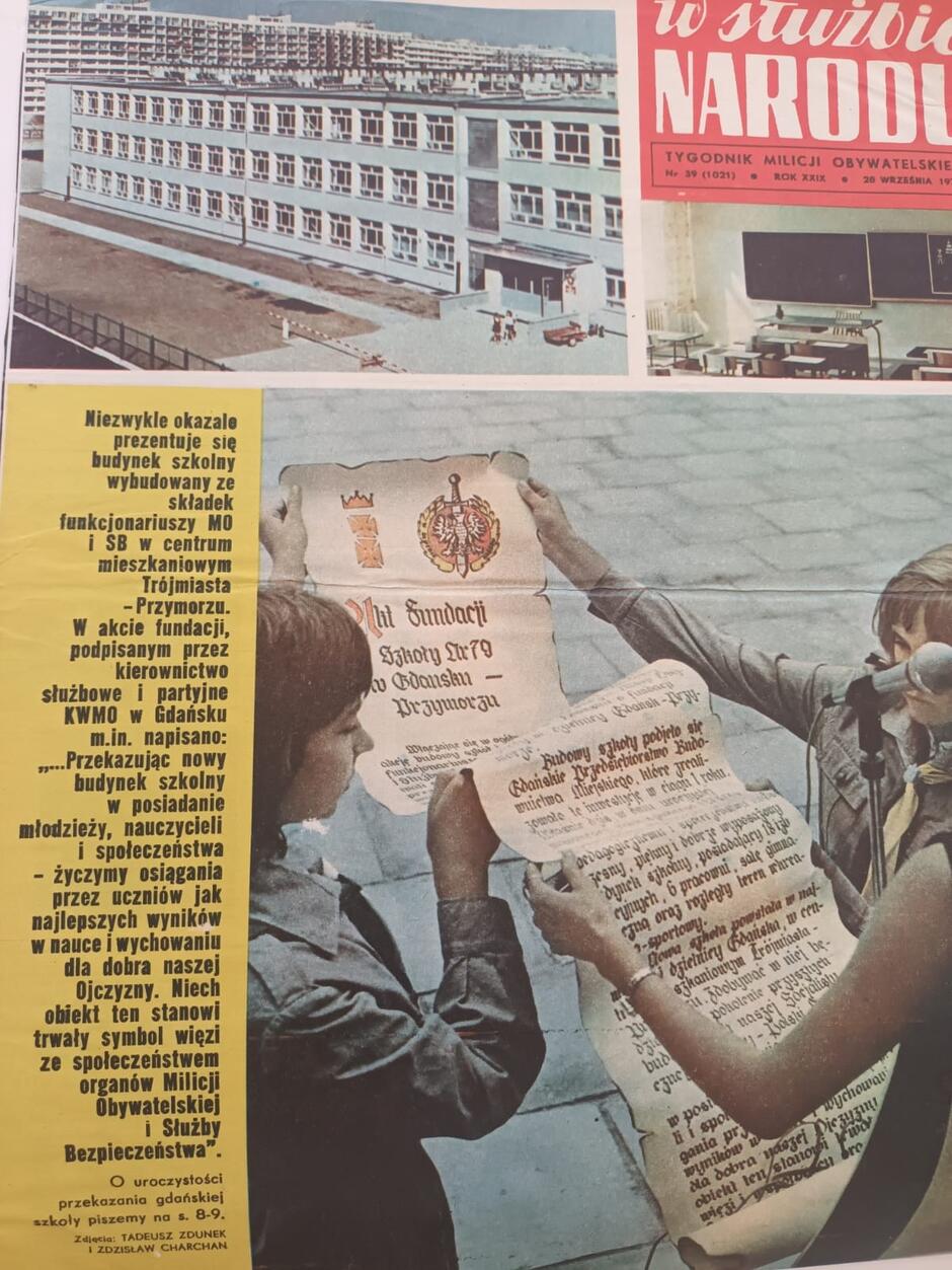 Okładka kolorowa starej gazety informująca o otwarciu szkoły w Gdańsku