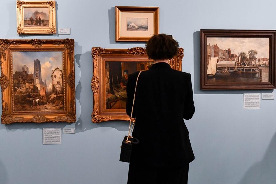 Widzimy kobietę, która stoi plecami do obiektywu - jest w muzealnej sali, zajęta oglądaniem obrazów, które wiszą na ścianie