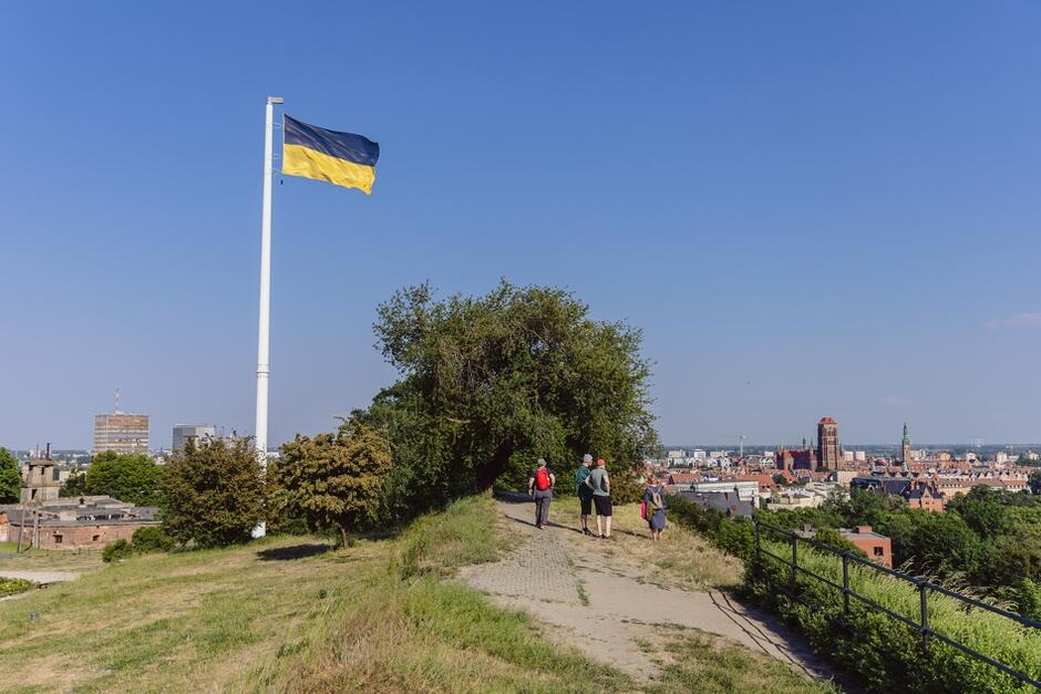 czarno-żółta flaga na maszcie na wzgórzu