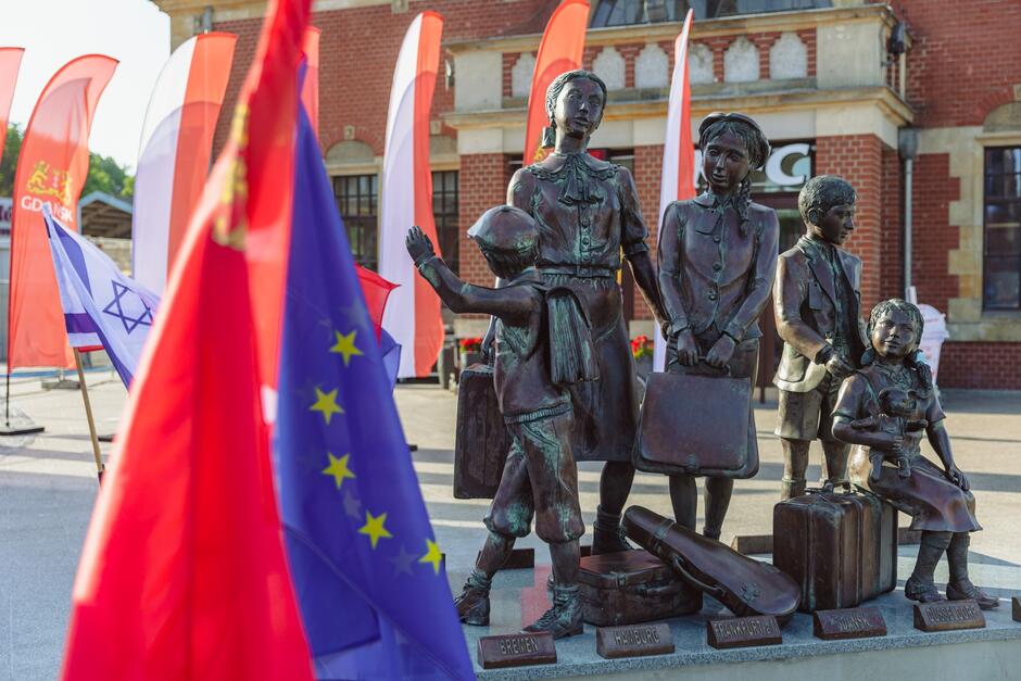 Pomnik przedstawia wykonane z brązu naturalnej wielkości figury czworga dzieci w strojach podróżnych, z walizkami i plecakami. Obok pomnika, po lewej stronie, widać flagi: Gdańska, Unii Europejskiej, Izraela i Polski