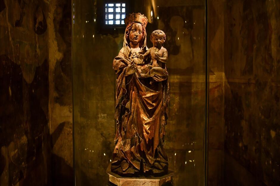 Średniowieczna rzeźba stojącej Madonny z Dzieciątkiem na ręku
