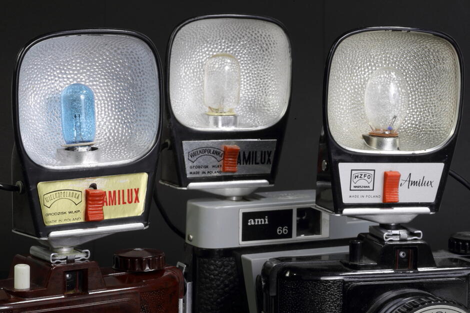 trzy aparaty z lampami błyskowymi