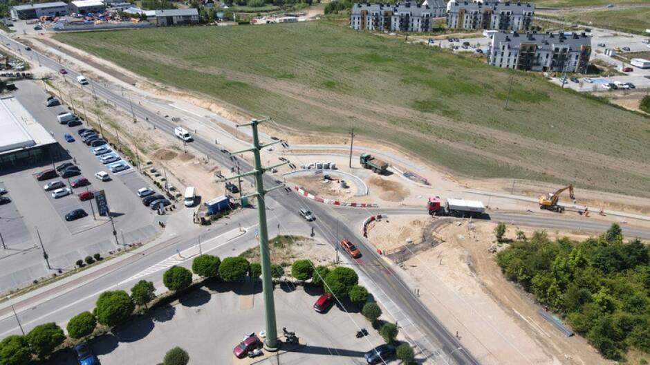 na zdjęciu z drona widać plac budowy nowego ronda, jest ciężki sprzęt budowlany oraz przejeżdżające samochody
