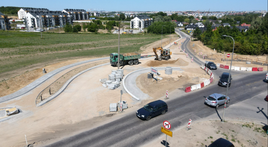 na zdjęciu z drona widać plac budowy nowego ronda, jest ciężki sprzęt budowlany oraz przejeżdżające samochody