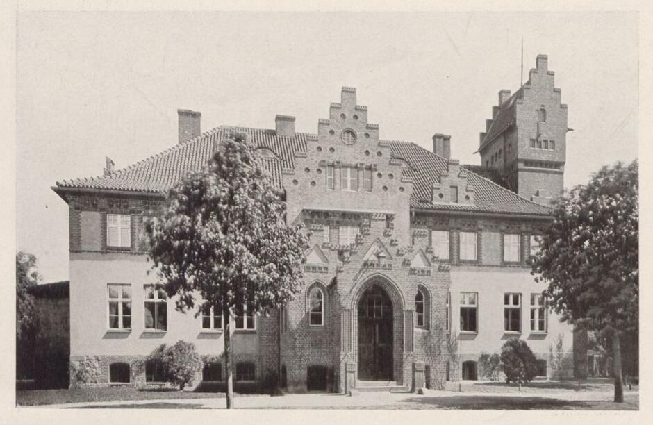 stary XIX wieczny budynek czarno białe zdjęcie