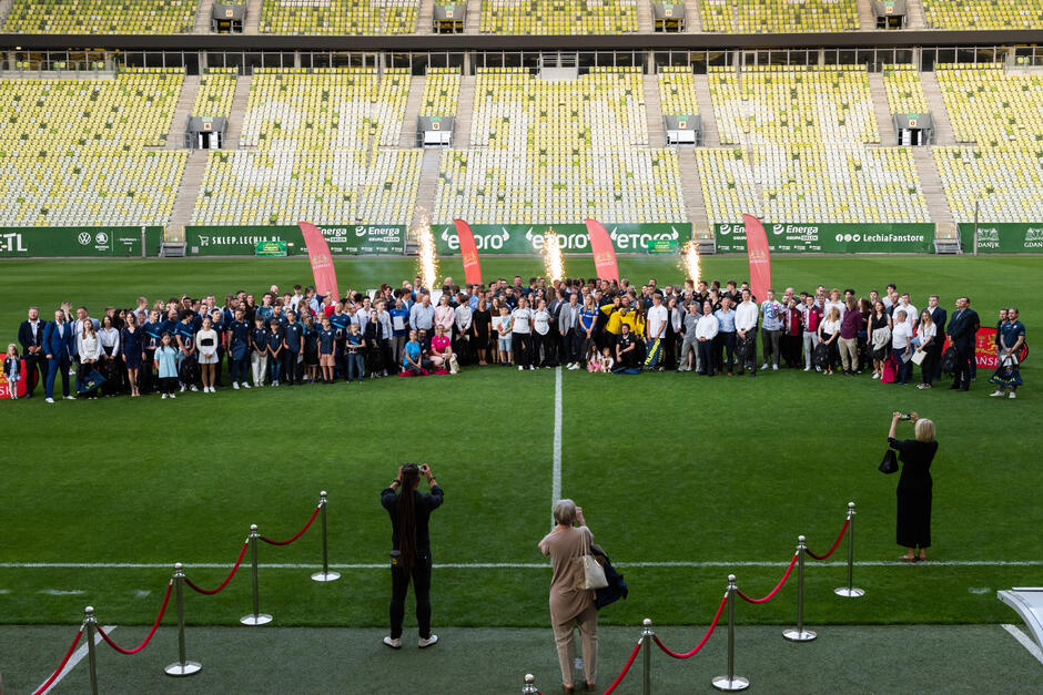 Kilkadziesiąt osób na płycie boiska