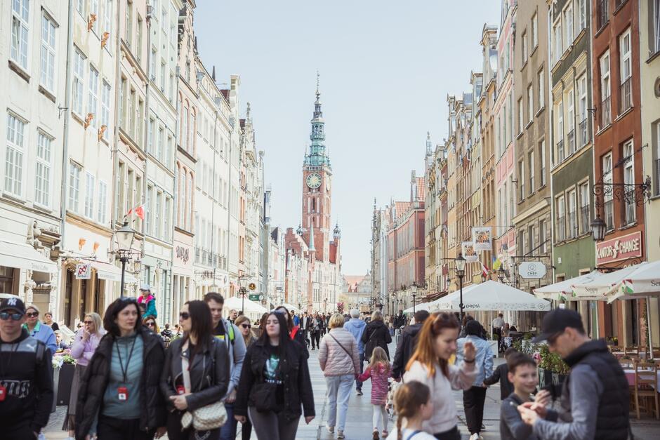 Tłumy spacerujących w Głównym Mieście. Początek długiego weekendu.