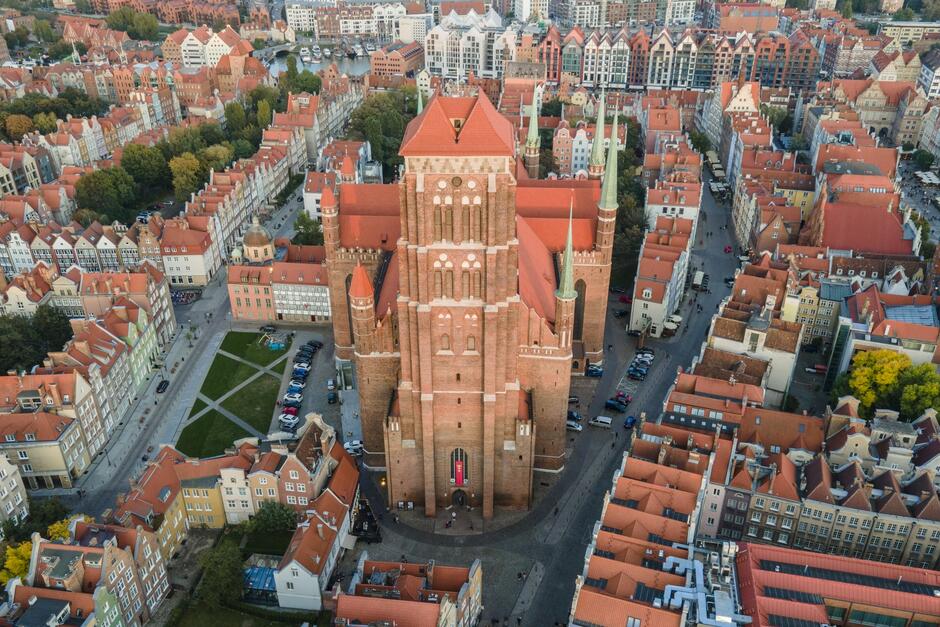 Główne Miasta. Widok z drona. Na zdjęciu: Bazylika Mariacka