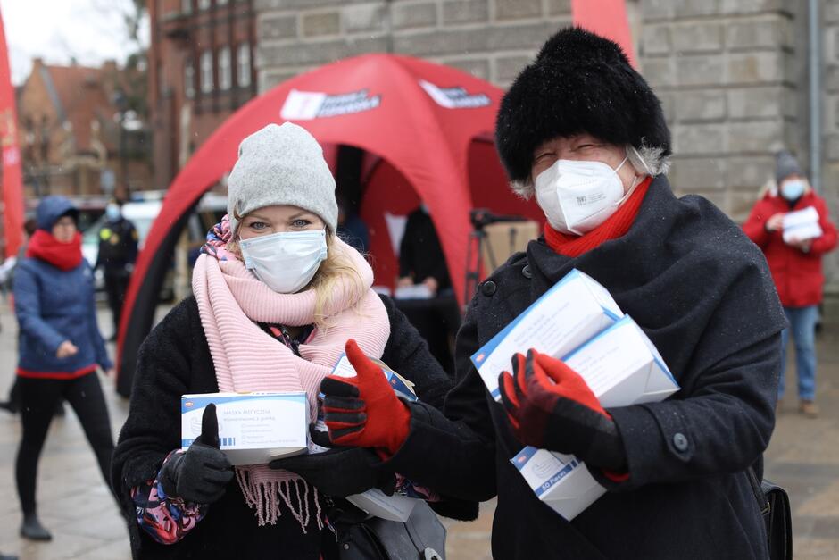 Rozdawanie bezpłatnych maseczek dla mieszkańców.
