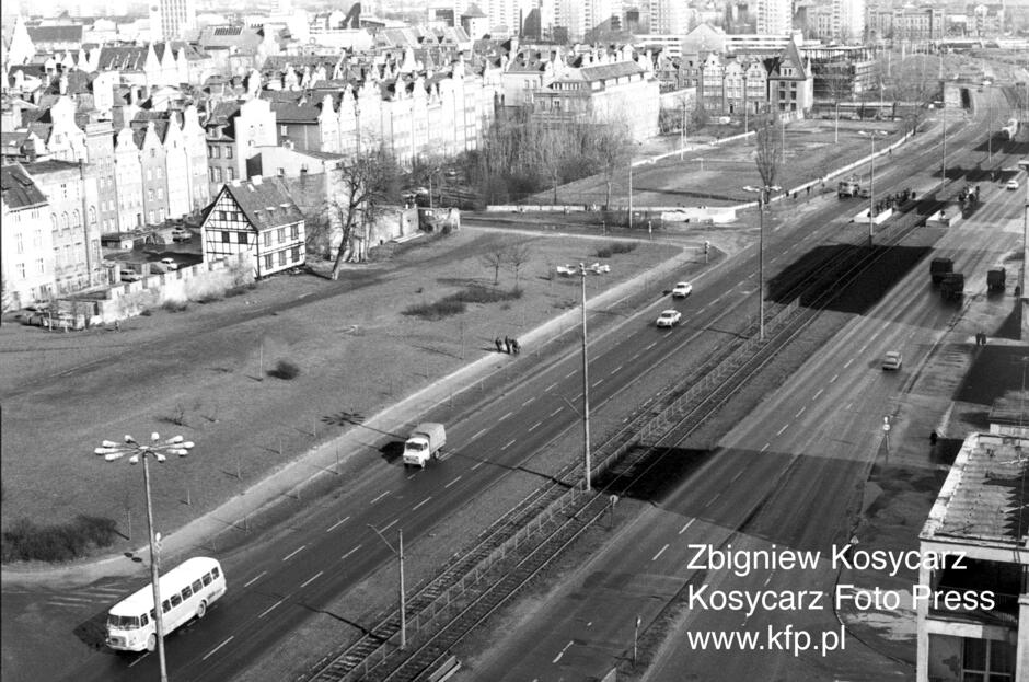 archiwalne czarno-białe zdjęcie miejskiej ulicy z torowiskiem