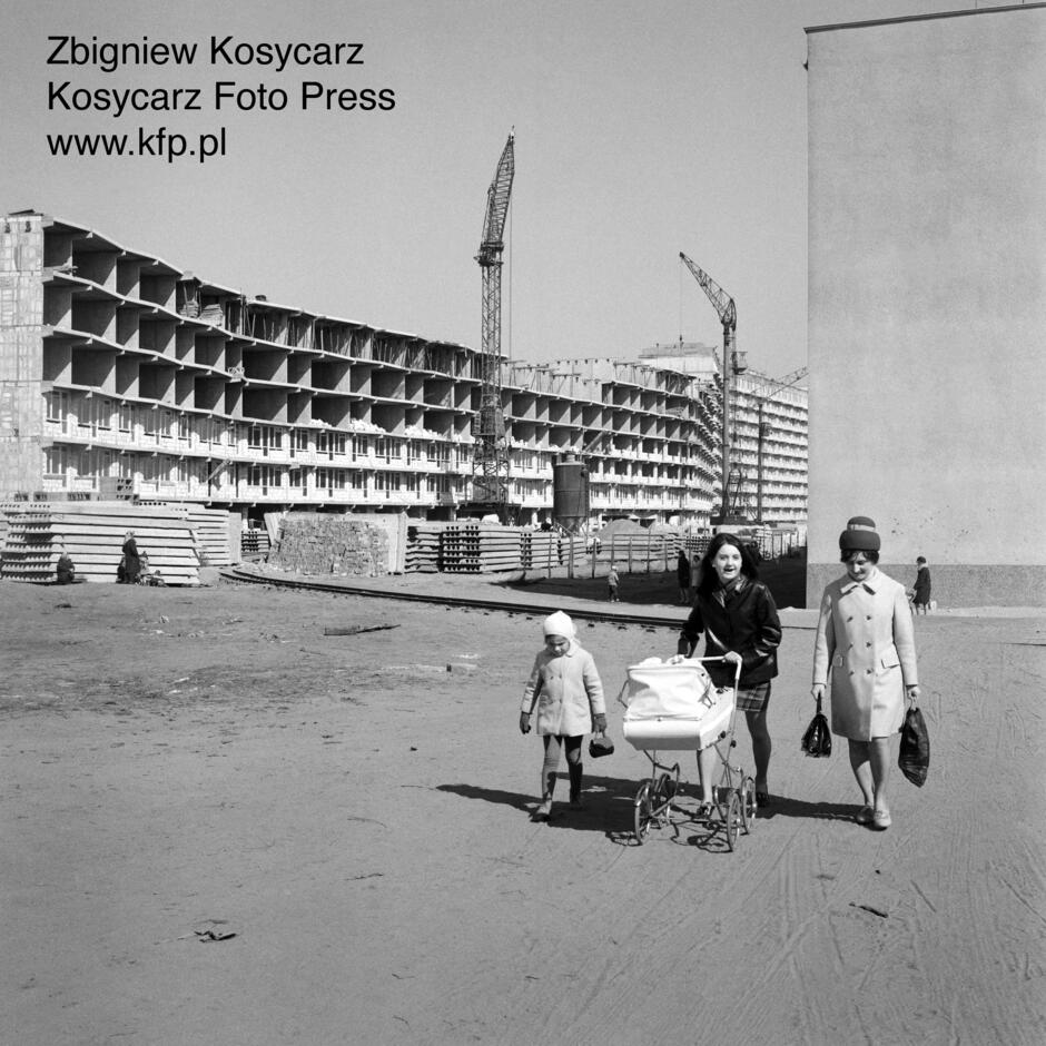 archiwalne zdjęcie budowy bloków z czasów PRL