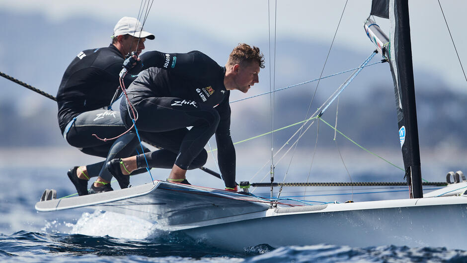 Dwóch żeglarzy na łódce, w kuckach