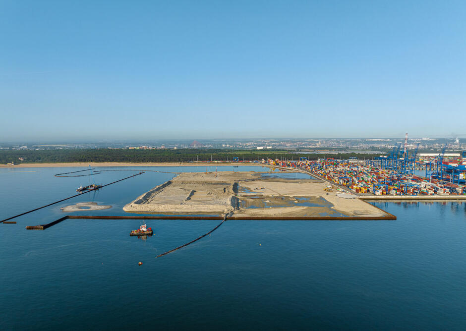 Zdjęcie z drona przedstawiające fragment portu wraz z trwającą budową nowego terminalu.