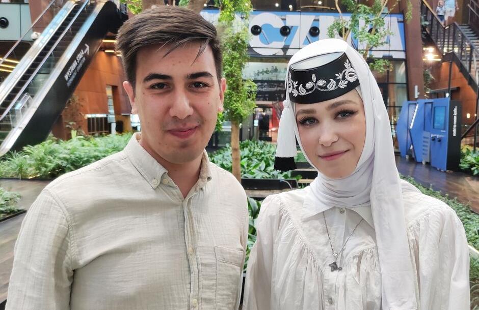 młodzi ludzie kobieta w stroju etnicznym i mężczyzna na tle wielkiej przestrzeni w ogrodzie zimowym ECS