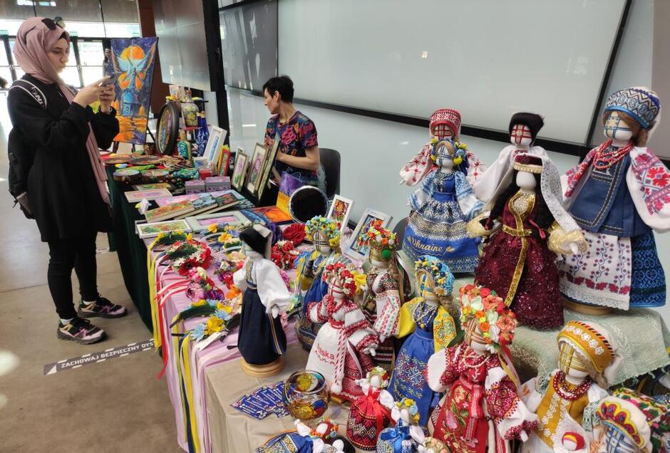 kiermasz na stołach lalki i obrazy