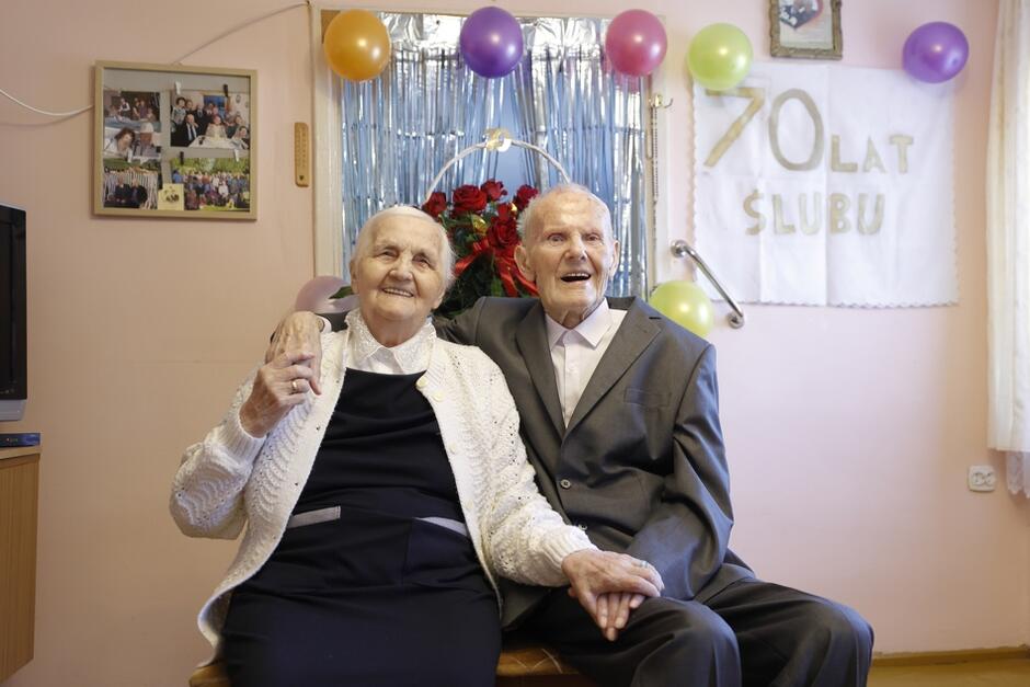 objęta, uśmiechnięta para seniorów pozuje do zdjęcia