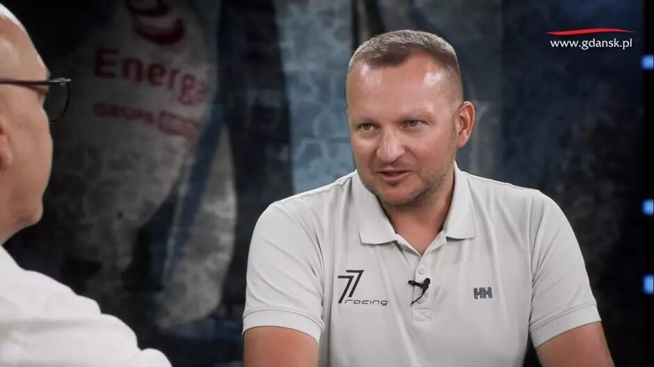 Mężczyzna w białej koszulce