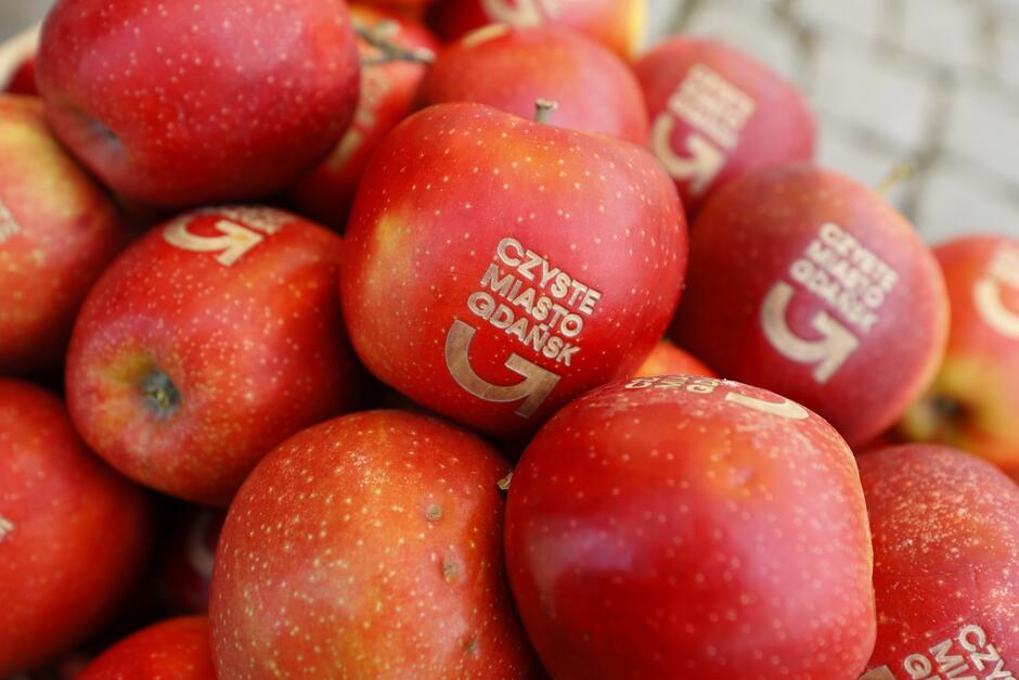 na zdjęciu kilkanaście czerwonych jabłek z logo Czyste Miasto Gdańsk